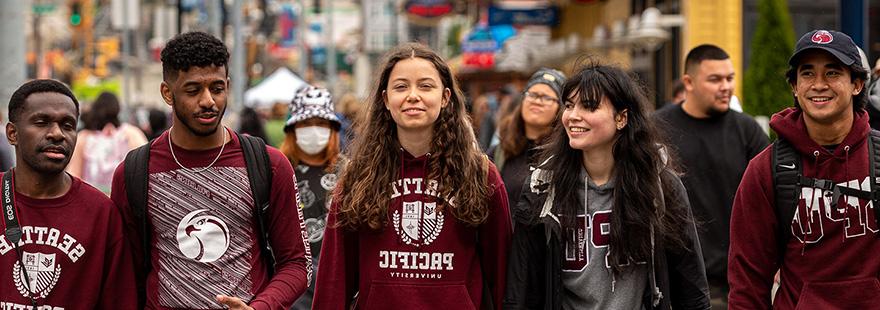 西雅图州立大学的学生在西雅图市中心闲逛，丹·希恩摄